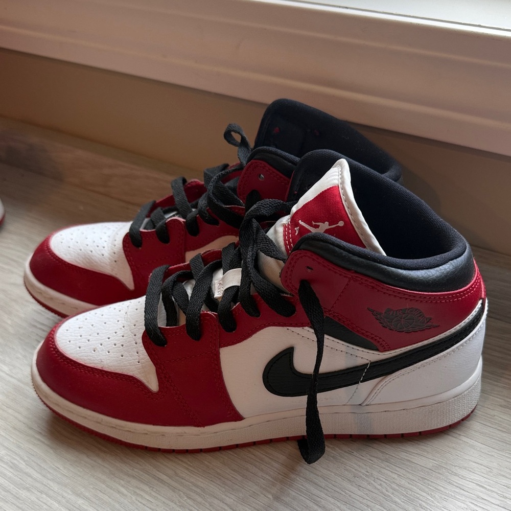 Nike Air Jordan 1 Mid Chicago sneakers